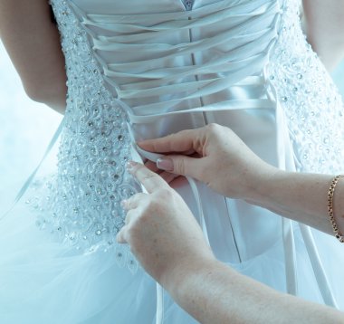 gelin düğün için hazırlar