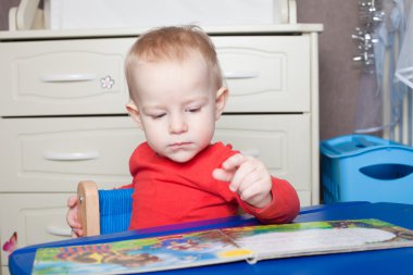 Küçük yürümeye başlayan çocuk veya bulmaca şekillerle oynayan bir bebek çocuk bir lo