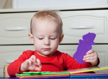 Küçük yürümeye başlayan çocuk veya bulmaca şekillerle oynayan bir bebek çocuk bir lo