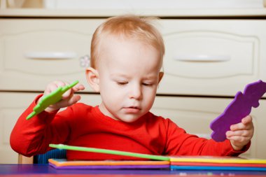 Küçük yürümeye başlayan çocuk veya bulmaca şekillerle oynayan bir bebek çocuk bir lo