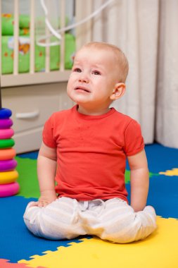 çocuk için neşeli oyun sevinir