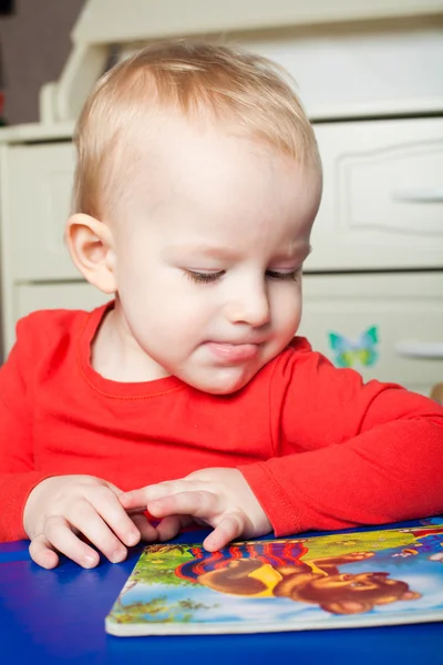 Small toddler or a baby child playing with puzzle shapes on a lo — Stock Photo, Image