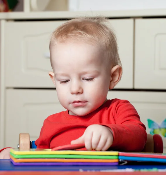 Małe malucha lub dziecko dziecko gra z układanki kształtów na lo — Zdjęcie stockowe