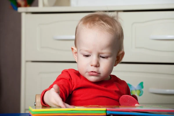 Small toddler or a baby child playing with puzzle shapes on a lo — Stock Photo, Image