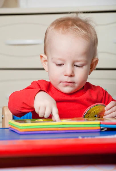 Маленький ребенок или ребенок, играющий с головоломками на lo — стоковое фото