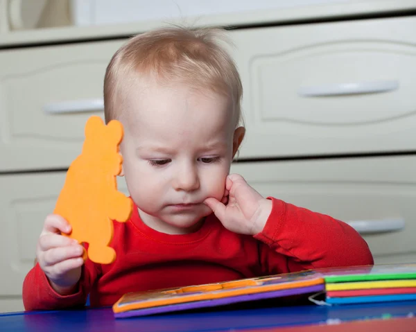 Criança pequena ou uma criança bebê brincando com formas de quebra-cabeça em um lo — Fotografia de Stock