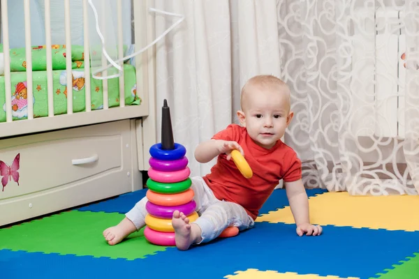 Niño se regocija a juego alegre —  Fotos de Stock