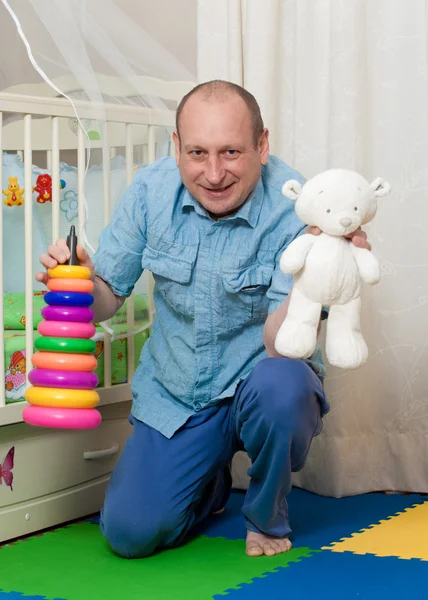 Jongen is verheugd dat zij vrolijk spel — Stockfoto