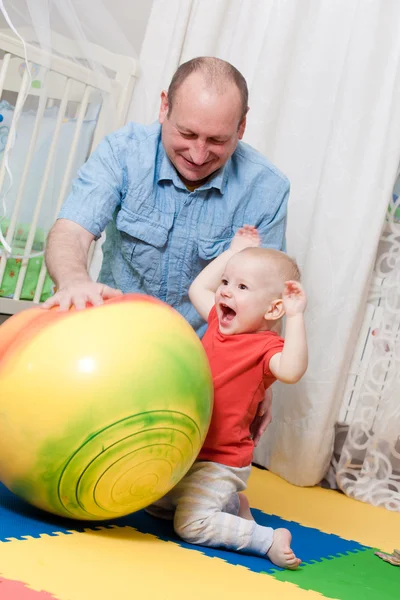 Jongen is verheugd dat zij vrolijk spel — Stockfoto