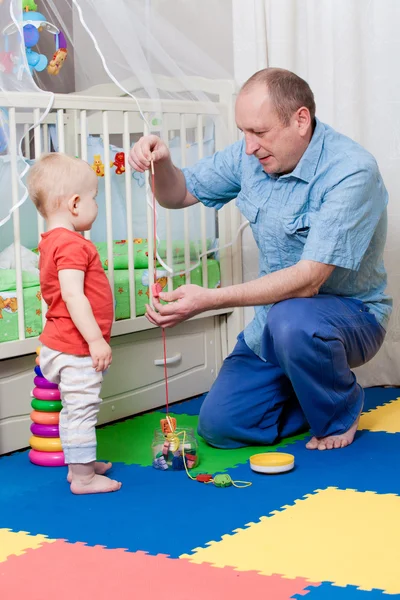 Jongen is verheugd dat zij vrolijk spel — Stockfoto