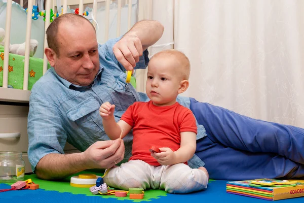 Niño se regocija a juego alegre —  Fotos de Stock