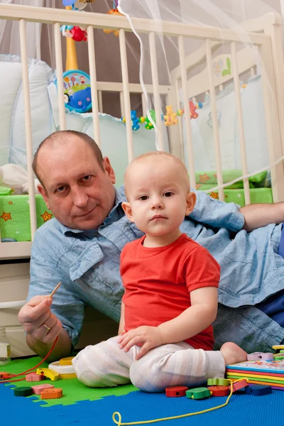 Niño se regocija a juego alegre — Foto de Stock