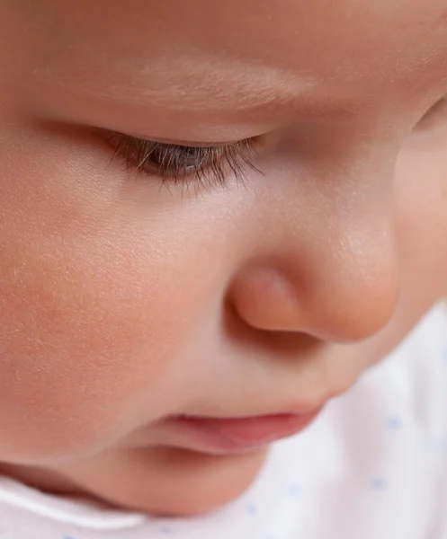 Retrato do bebê em um fundo bege — Fotografia de Stock