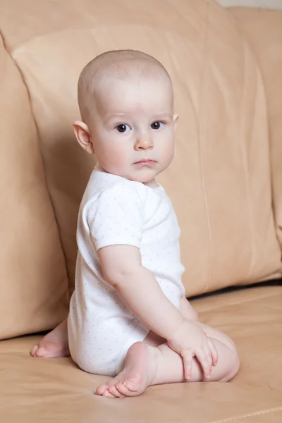 Retrato do bebê em um fundo bege — Fotografia de Stock