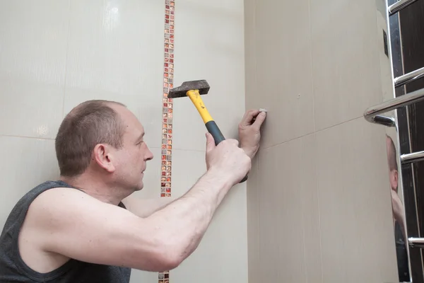 Instalación de accesorios en un baño — Foto de Stock