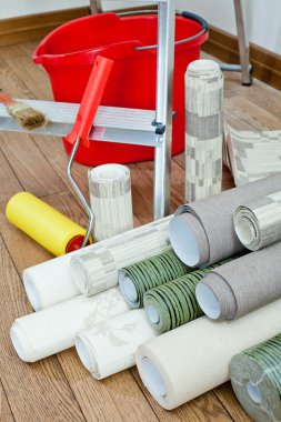 Dekoratif kaplama apartman duvarlarında. Araçlar