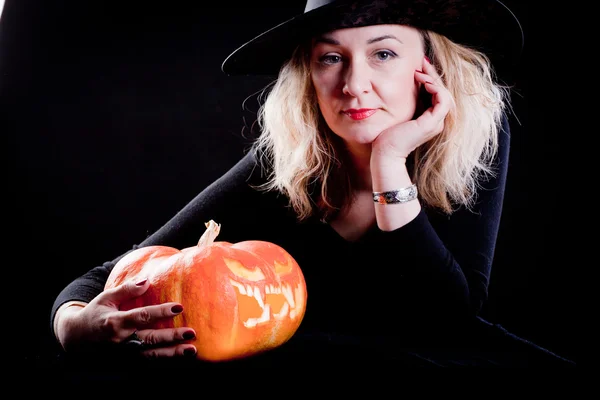 A encantadora bruxa cozinha a poção na véspera do Halloween . — Fotografia de Stock