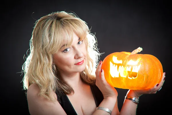 A encantadora bruxa cozinha a poção na véspera do Halloween . — Fotografia de Stock