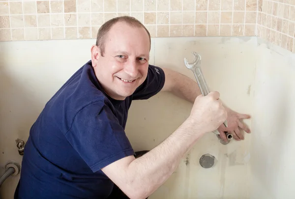 Ambachtsman keuken timmerman op keuken kabinet installatie serv — Stockfoto