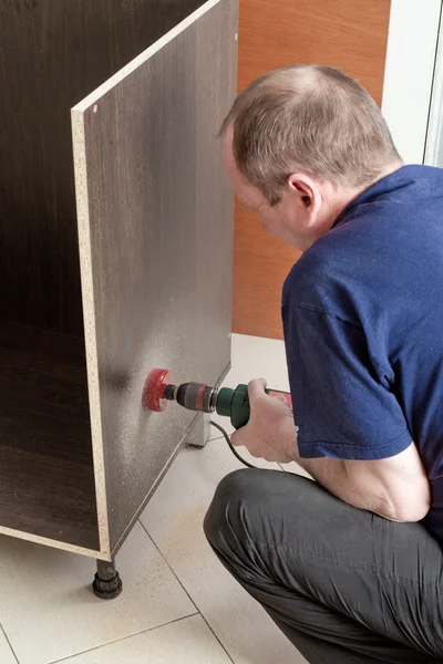 Ambachtsman keuken timmerman op keuken kabinet installatie serv — Stockfoto