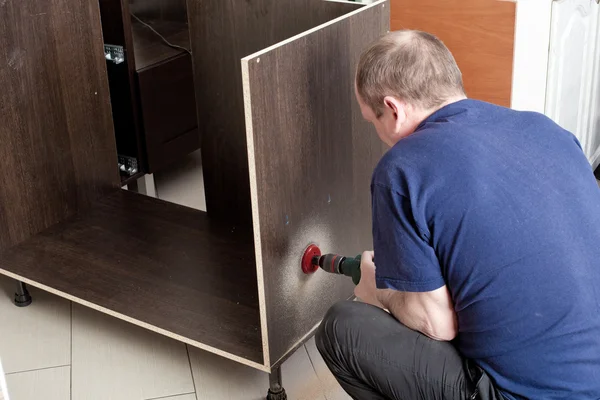 Ambachtsman keuken timmerman op keuken kabinet installatie serv — Stockfoto