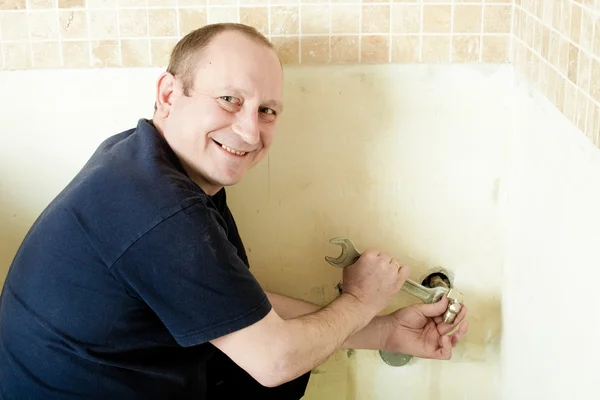 Craftsman kitchen carpenter at kitchen cabinet installation serv — Stock Photo, Image