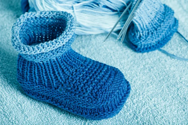 Boule de fils mélangés bleu-bleu pour le tricot de bottines à la — Photo