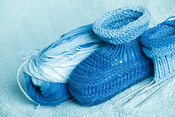 Koule modro modré melanže podprocesů pro pletení bootees pro — Stock fotografie