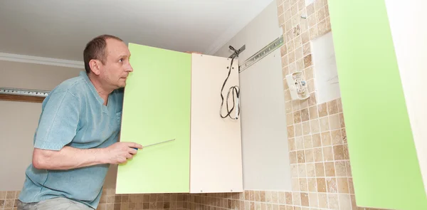 Craftsman kitchen carpenter at kitchen cabinet installation serv — Stock Photo, Image