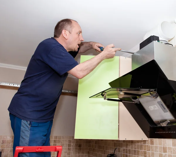Artisan cieśla kuchnia w szafki kuchenne instalacji serv — Zdjęcie stockowe