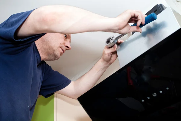 Craftsman kitchen carpenter at kitchen cabinet installation serv — Stock Photo, Image