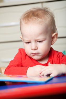 Küçük yürümeye başlayan çocuk veya bulmaca şekillerle oynayan bir bebek çocuk bir lo