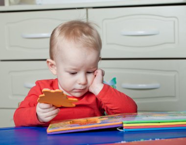 Küçük yürümeye başlayan çocuk veya bulmaca şekillerle oynayan bir bebek çocuk bir lo