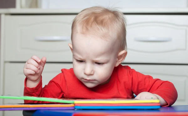 Small toddler or a baby child playing with puzzle shapes on a lo — Stock Photo, Image