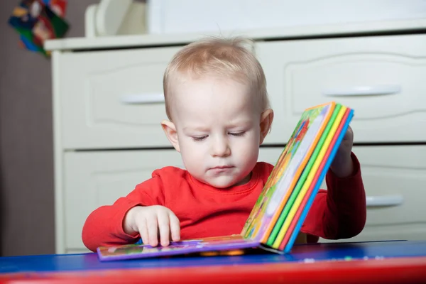 Small toddler or a baby child playing with puzzle shapes on a lo — Stock Photo, Image