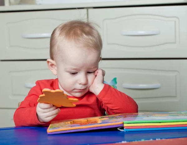 Small toddler or a baby child playing with puzzle shapes on a lo — Stock Photo, Image