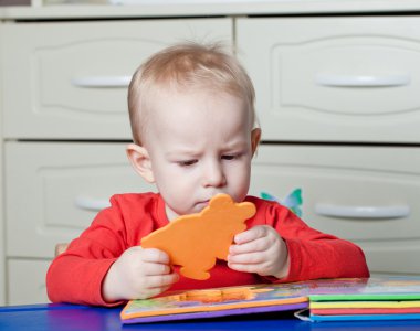 Küçük yürümeye başlayan çocuk veya bulmaca şekillerle oynayan bir bebek çocuk bir lo