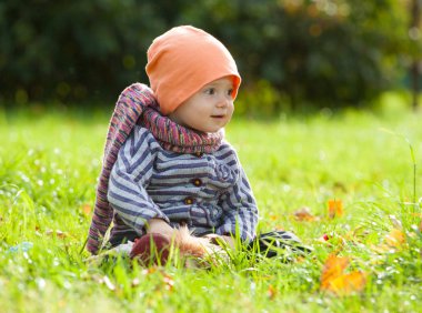 1 yıl açık havada yaşında kız. Sonbahar