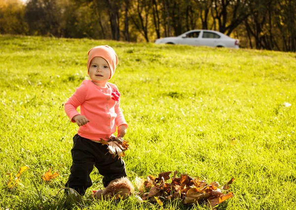 La jeune fille à l'âge de 1 an en plein air. chute — Photo