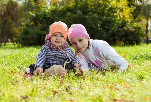 Das Mädchen im Alter von 1 Jahr im Freien. Herbst — Stockfoto