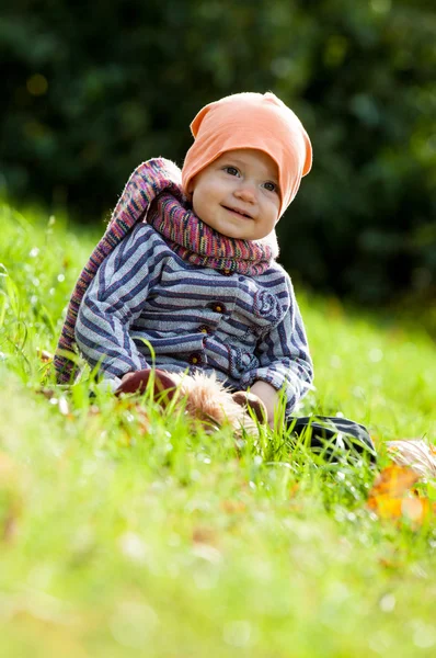 A menina com a idade de 1 ano ao ar livre. queda — Fotografia de Stock