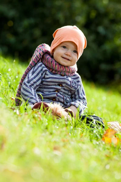 Het meisje op de leeftijd van 1 jaar buitenshuis. Val — Stockfoto