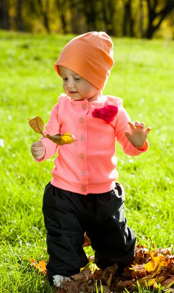 Flickan vid en ålder av 1 år utomhus. höst — Stockfoto