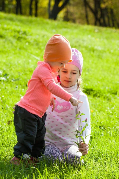 La muchacha a la edad de 1 año al aire libre. caída — Foto de Stock