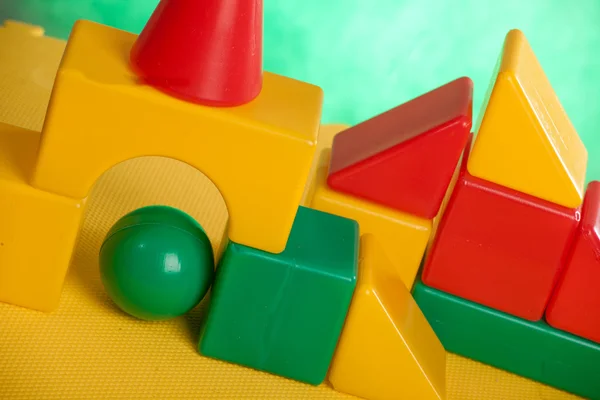Bloques de construcción. el juego infantil el diseñador de las formas simples —  Fotos de Stock