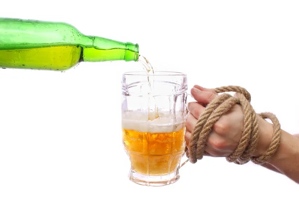 Hälla öl i en mugg, rörelse sköt. Bundna händer håller ett glas. — Stockfoto