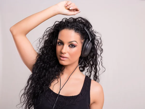 Woman listening to music — Stock Photo, Image