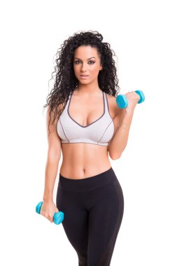 Egzersiz yapan güzel genç bir kadın