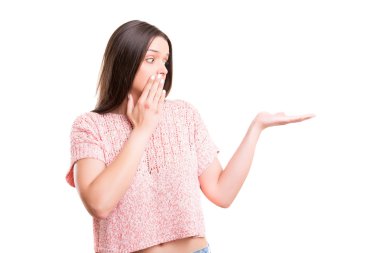 kadın ürün sunumu