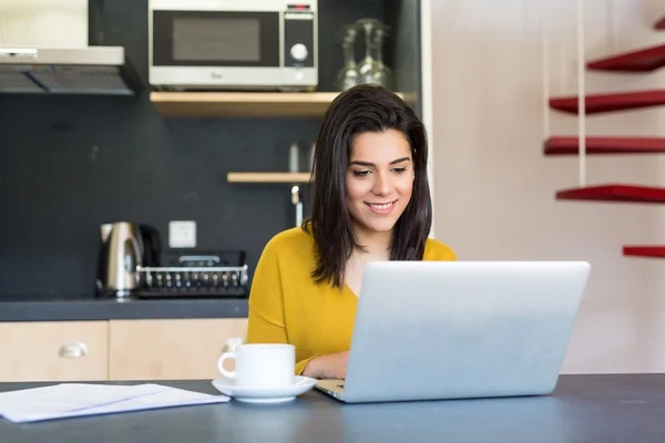 Kvinna som arbetar hemma på morgonen — Stockfoto